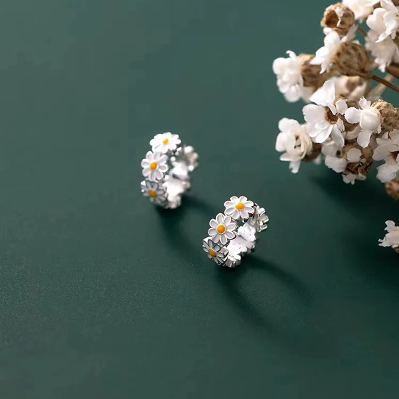 925 스털링 실버 데이지 귀걸이, 유행 식물 기질 귀걸이, 여성 생일 선물, 고급 주얼리 title=925 스털링 실버 데이지 귀걸이, 유행 식물 기질 귀걸이, 여성 생일 선물, 고급 주얼리 