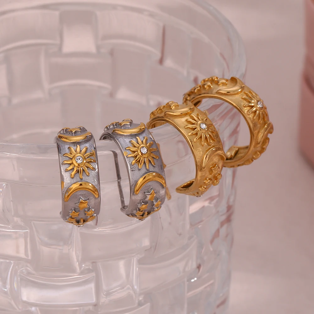 E.B.belle 여성용 두꺼운 양각 달 별 패턴 청키 후프 귀걸이, 스테인레스 스틸 주얼리 title=E.B.belle 여성용 두꺼운 양각 달 별 패턴 청키 후프 귀걸이, 스테인레스 스틸 주얼리 