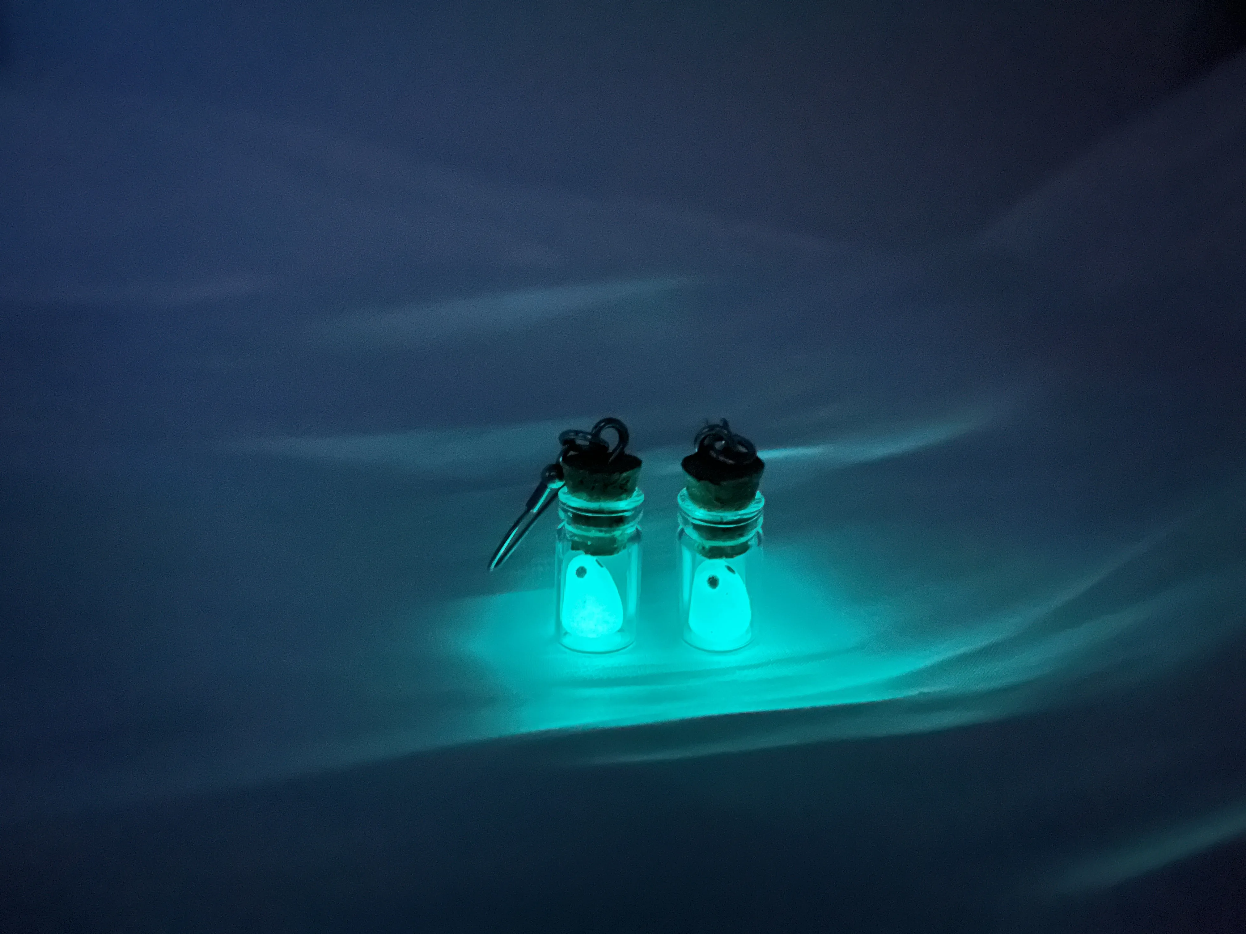 Ghost in Bottle 귀걸이, 어둠 속에서 빛나는 귀걸이, 유령 댕글 귀걸이, 여성 및 소녀용 빛나는 할로윈 쥬얼리