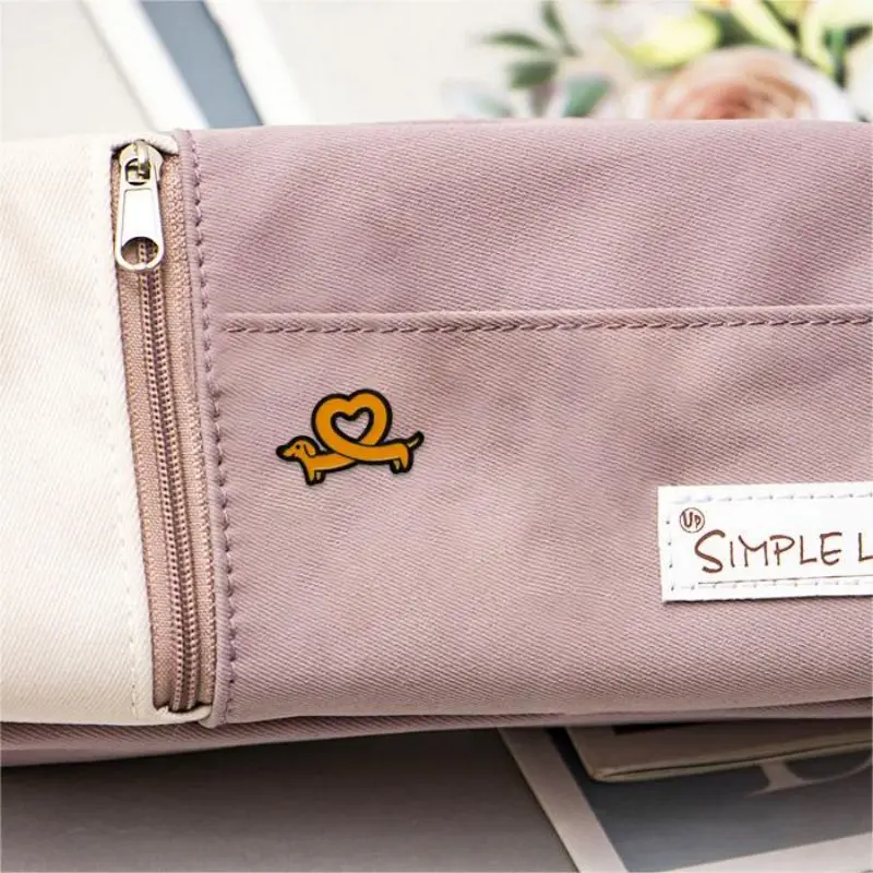 귀여운 만화 닥스 훈트 에나멜 브로치 크리 에이 티브 러브 하트 동물 소시지 개 옷깃 핀 배지 배낭 의류 모자 액세서리