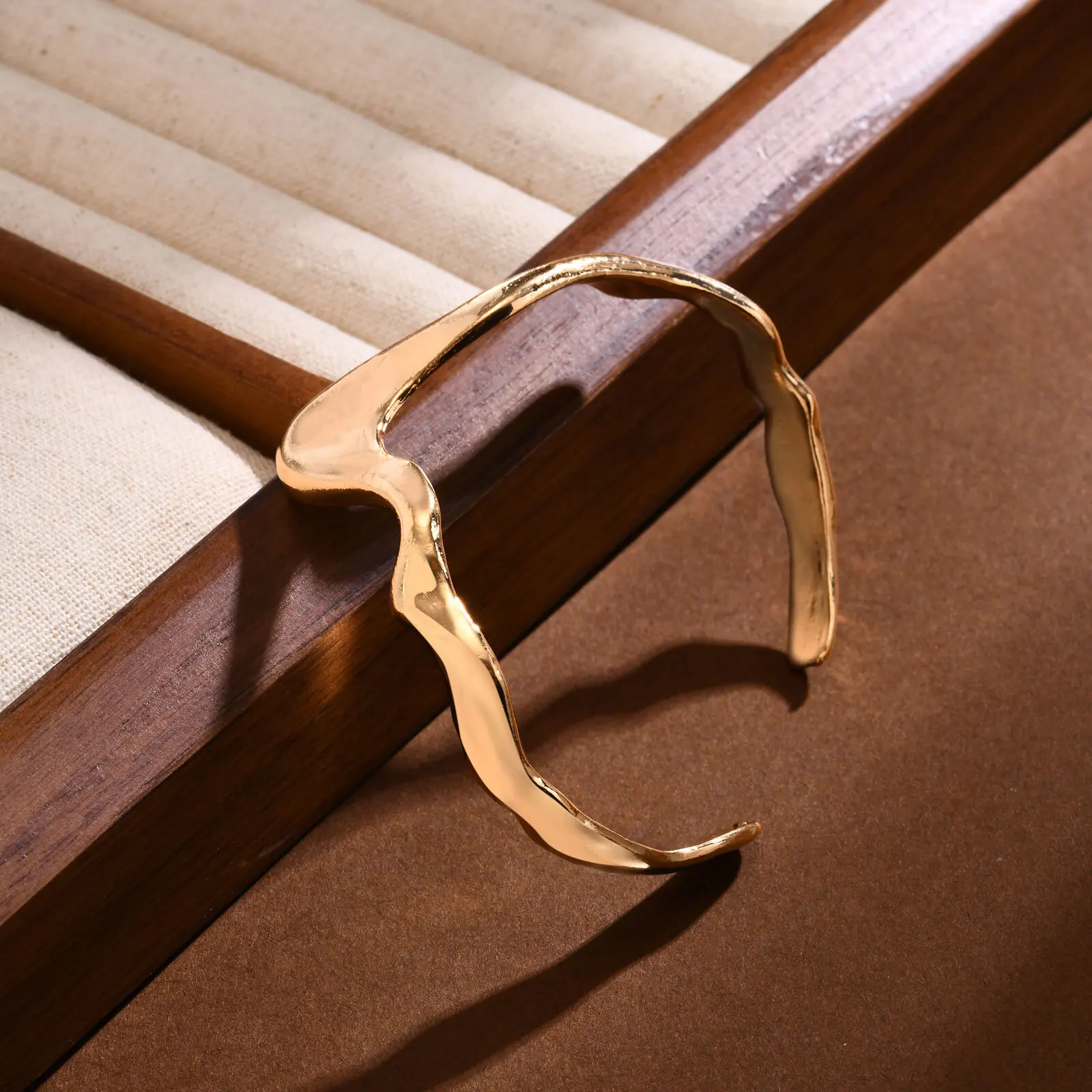 여성을위한 펑크 웨이브 오픈 커프 팔찌, 조정 가능한 불규칙한 팔 팔찌 쥬얼리 액세서리