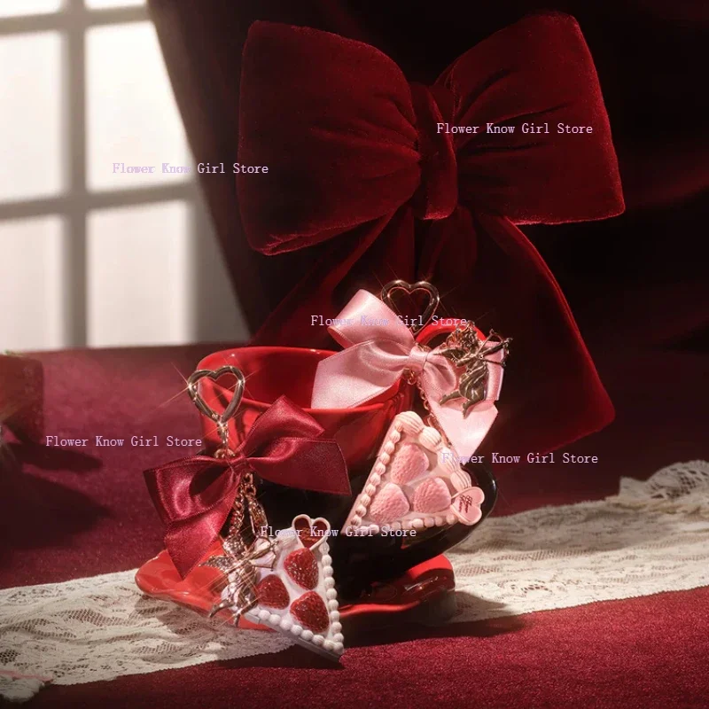 꽃은 딸기 큐피드 솔리드 밤 펜던트를 알고 있습니다