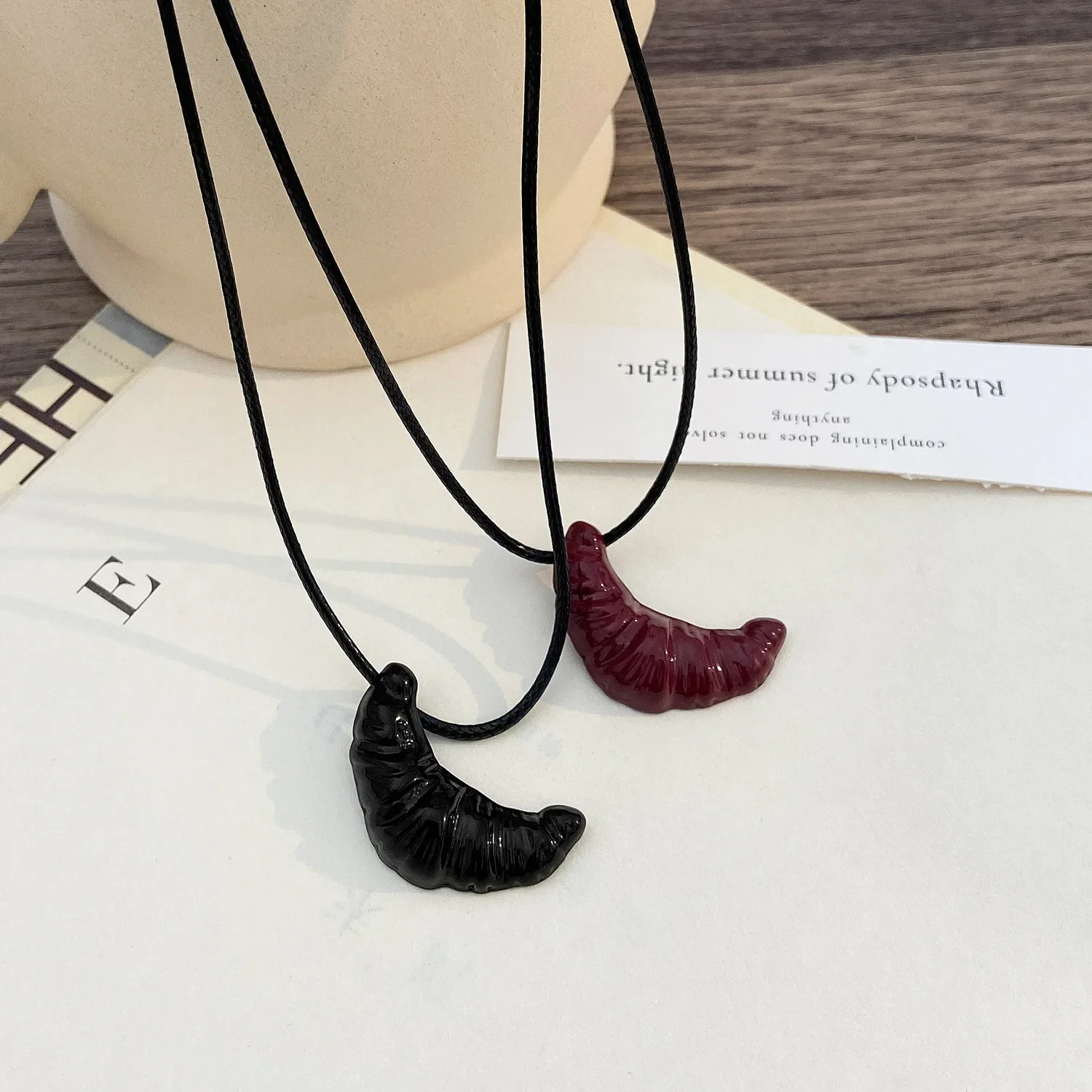 LATS 여성용 심플 암소 뿔 긴 목걸이, 가죽 로프, 가벼운 럭셔리 스웨터 체인, 패션 쥬얼리 액세서리, 도매