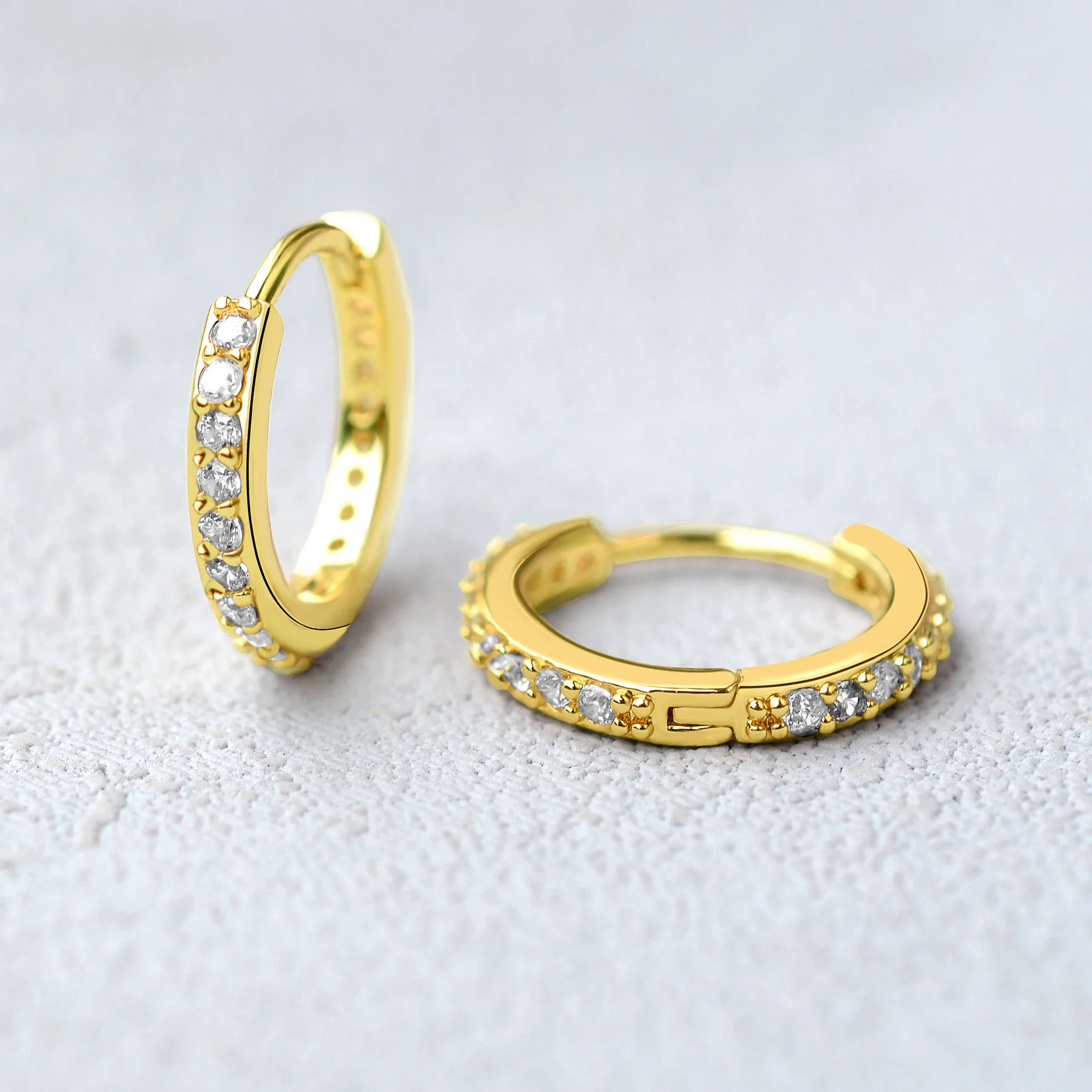 1 Pcs 여성을위한 패션 절묘한 크리스탈 지르콘 후프 귀걸이 레인보우 연골 헬릭스 Tragus 귀걸이 스터드 바디 피어 싱 쥬얼리