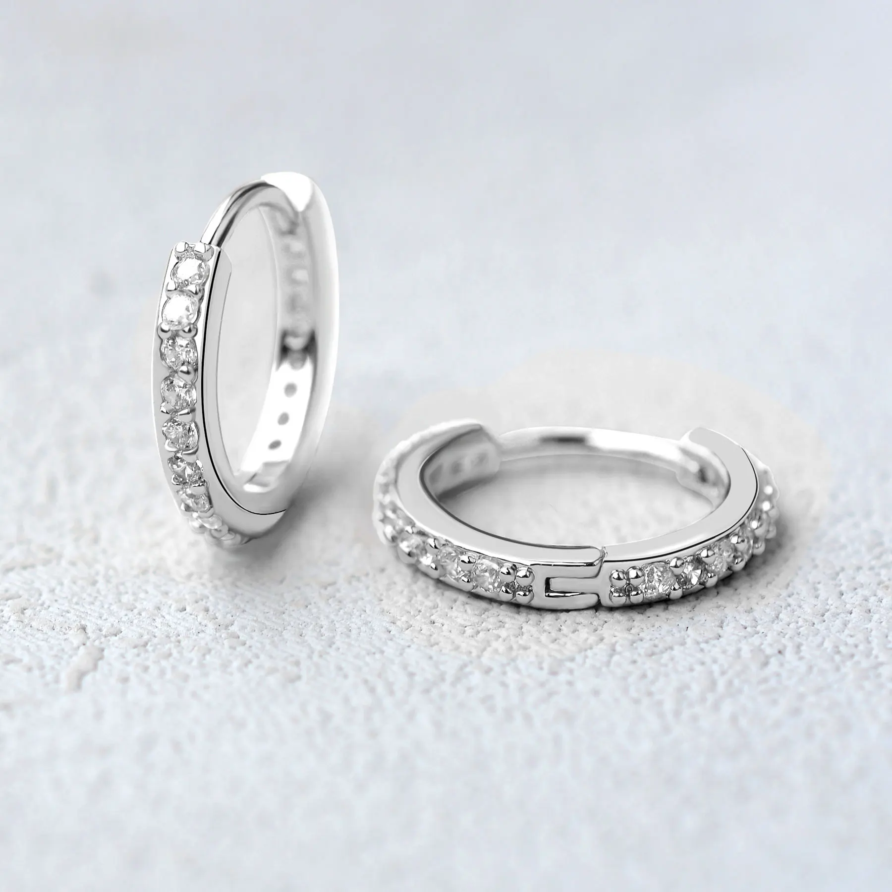 1 Pcs 여성을위한 패션 절묘한 크리스탈 지르콘 후프 귀걸이 레인보우 연골 헬릭스 Tragus 귀걸이 스터드 바디 피어 싱 쥬얼리