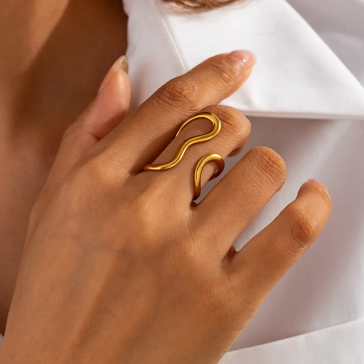 여성을위한 LATS 스테인레스 스틸 골드 컬러 반지 남성 2024 Colorfast 인기 파티 맞춤형 과장된 매력 보석 선물