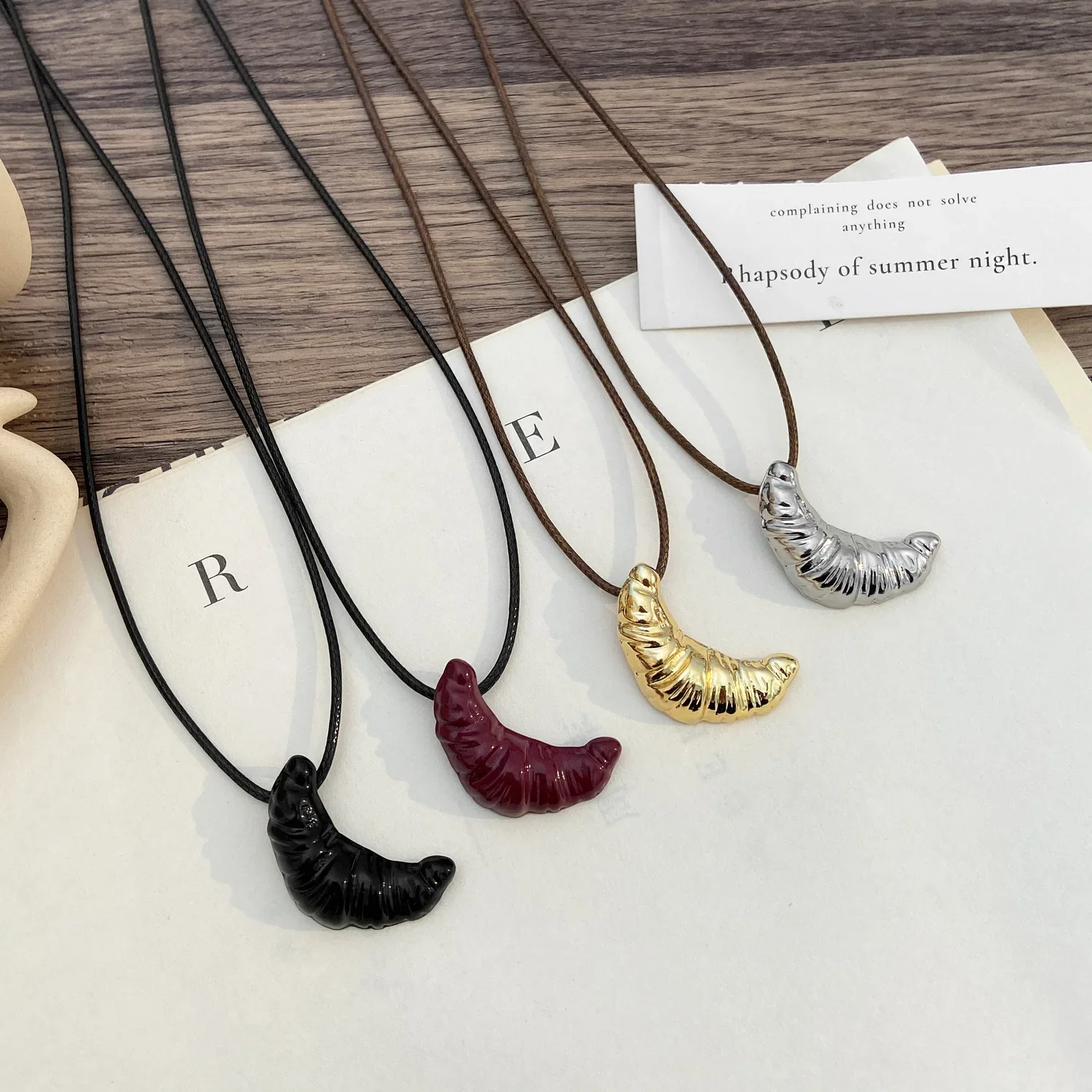 LATS 여성용 심플 암소 뿔 긴 목걸이, 가죽 로프, 가벼운 럭셔리 스웨터 체인, 패션 쥬얼리 액세서리, 도매