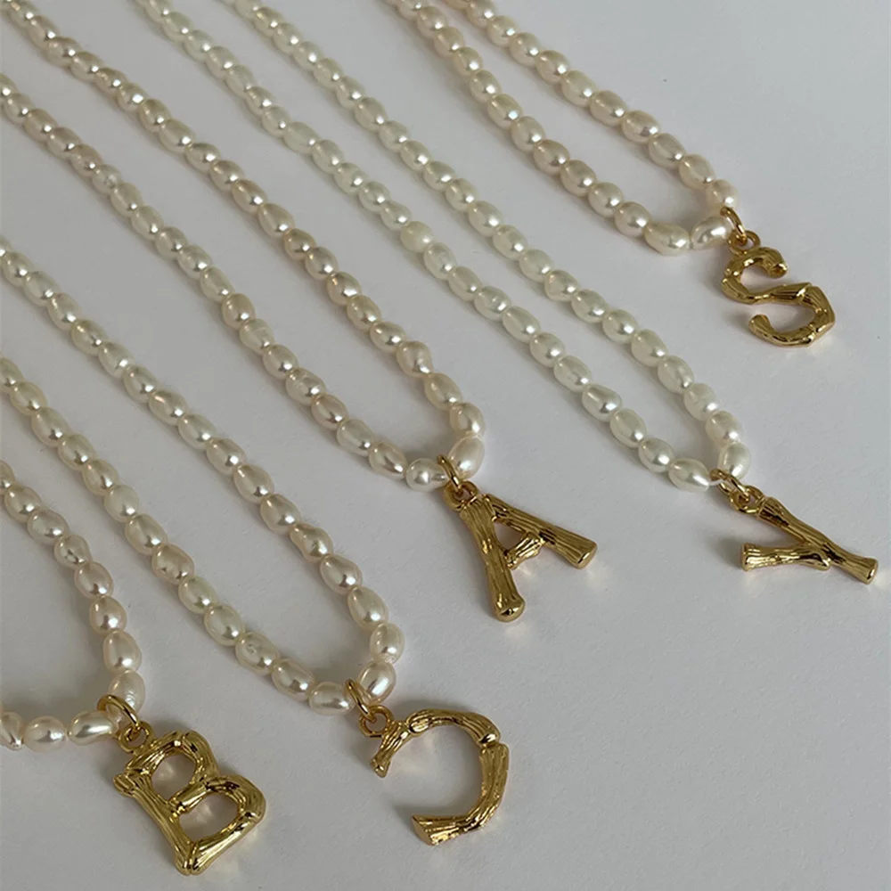 여성을위한 프랑스어 빈티지 타원형 인공 진주 체인 목걸이 패션 Boho 골드 플레이트 금속 나무 질감 편지 펜던트 쥬얼리