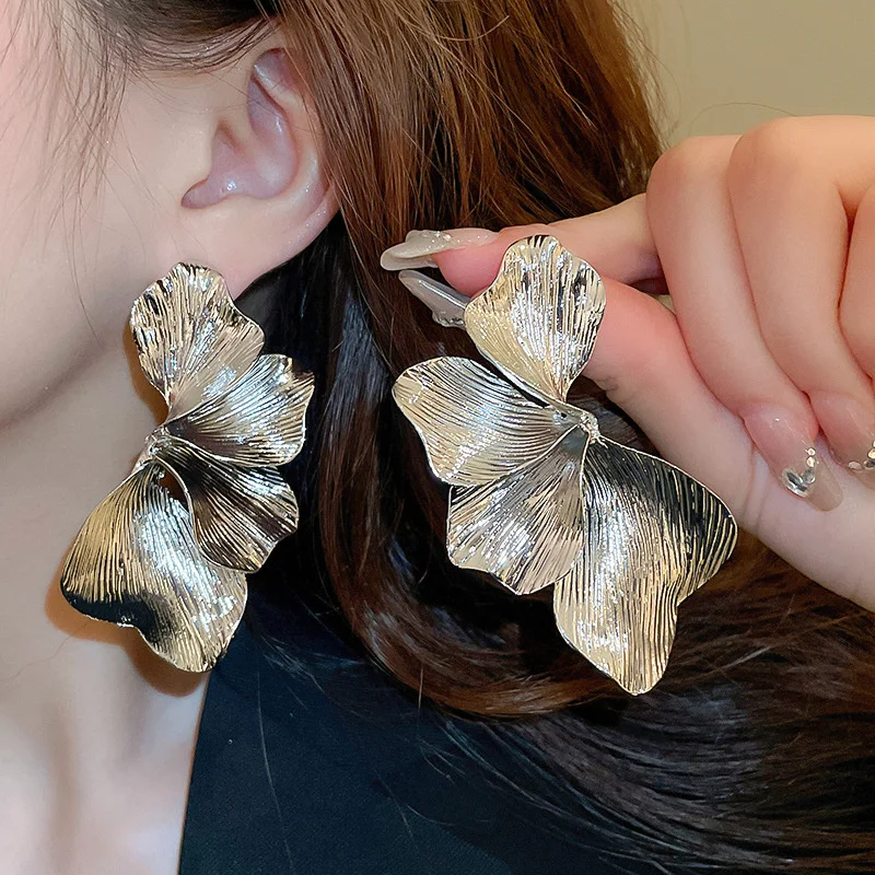 XIALUOKE 여성을위한 빈티지 기하학 금속 잎 스터드 귀걸이 펑크 과장된 골드 컬러 귀걸이 파티 쥬얼리 선물