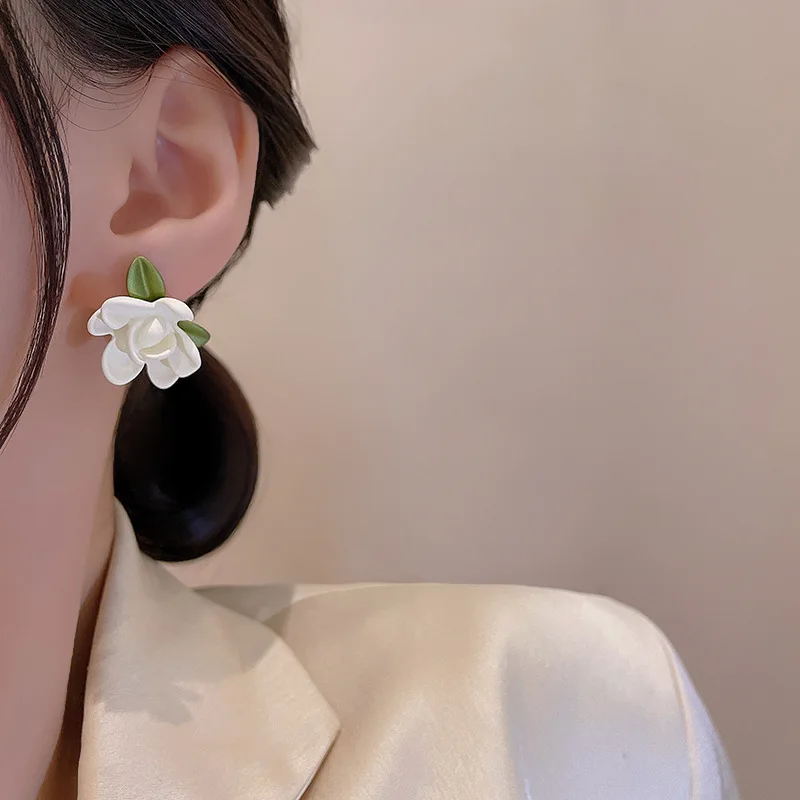 2025 비대칭 모조 진주 스터드 귀걸이 꽃 귀걸이 Ins 소녀 새로운 패션 기질 여성 귀걸이 쥬얼리