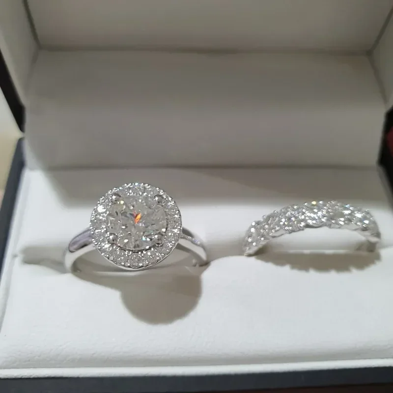 우아한 화이트 스톤 지르콘 럭셔리 약혼 실버 컬러 라운드 반지 세트 여성을위한 파티 기념일 결혼 반지 title=우아한 화이트 스톤 지르콘 럭셔리 약혼 실버 컬러 라운드 반지 세트 여성을위한 파티 기념일 결혼 반지 