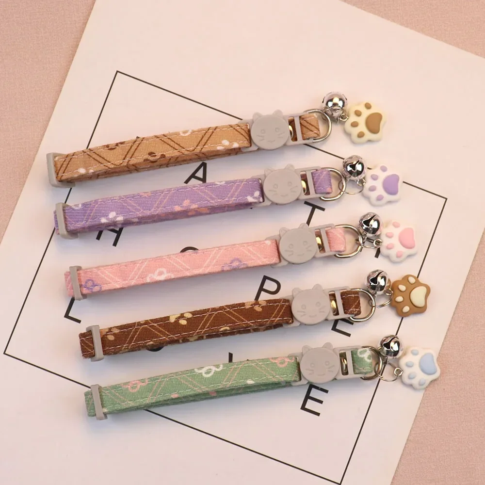 작은 개를위한 벨이있는 귀여운 목 애완 동물 목걸이 강아지 새끼 고양이 물건 액세서리 조정 가능한 발자국 고양이 분리형 칼라 title=작은 개를위한 벨이있는 귀여운 목 애완 동물 목걸이 강아지 새끼 고양이 물건 액세서리 조정 가능한 발자국 고양이 분리형 칼라 