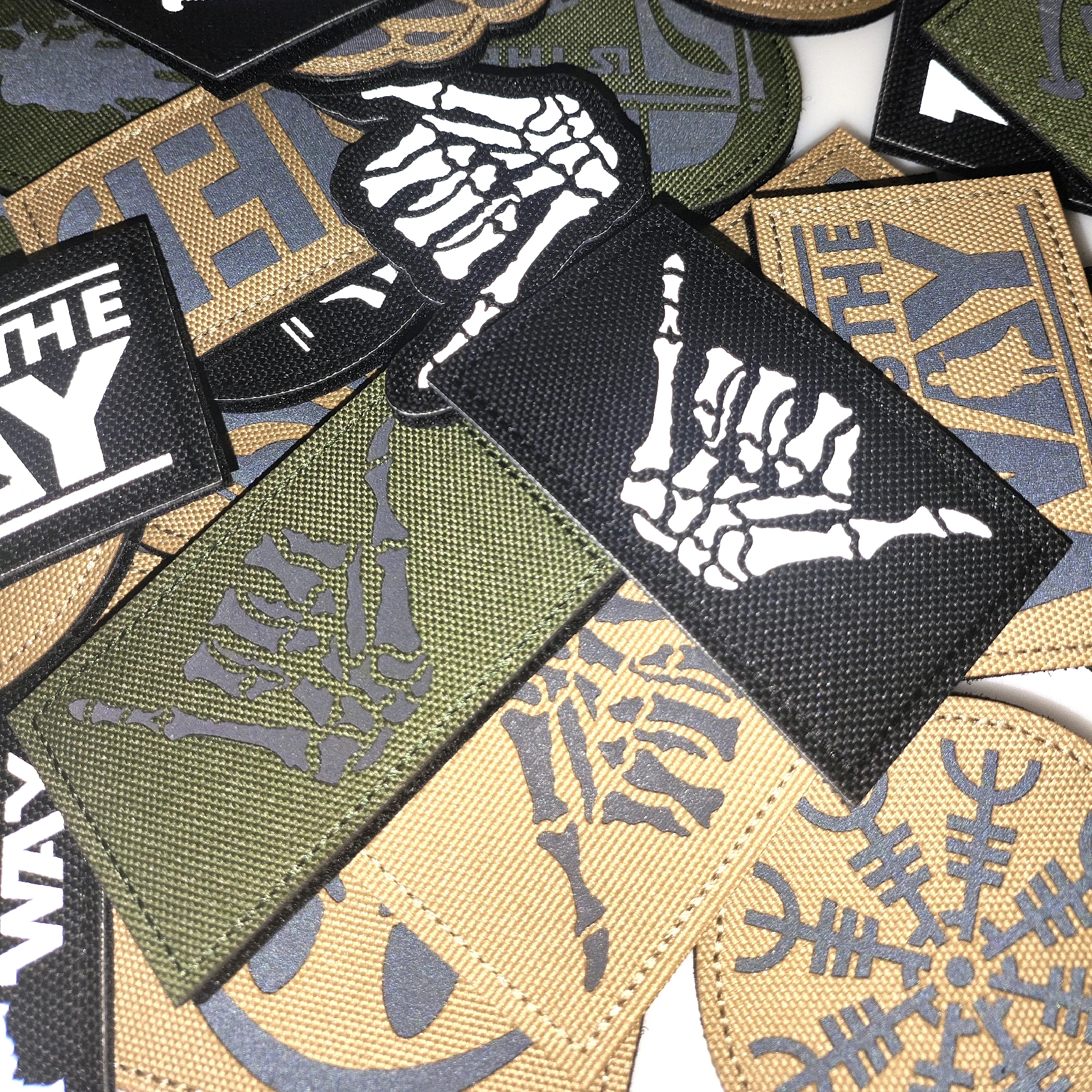 이것이 WAY 풀 헬멧 자수 완장 배지 군용 줄무늬 패스너 후크 및 루프 패치입니다.