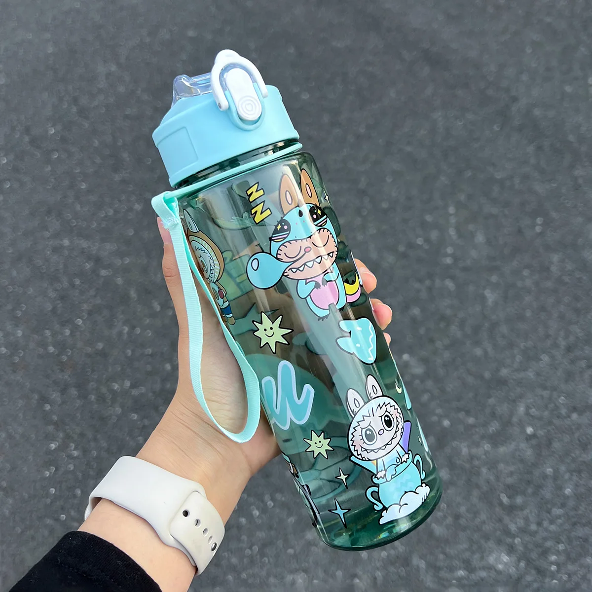 700ml Lau Mug Kawaii (휴대용 스트랩이있는 누출 방지 플라스틱 빨대) 휴대용 야외 머그잔 학생을위한 어린이 날 선물