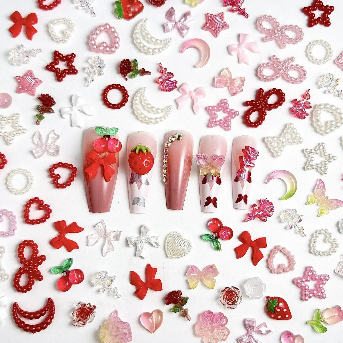 무작위 혼합 달콤한 레드 화이트 시리즈 네일 매력 3D 수지 중공 심장 활 딸기 체리 네일 아트 장식 액세서리
