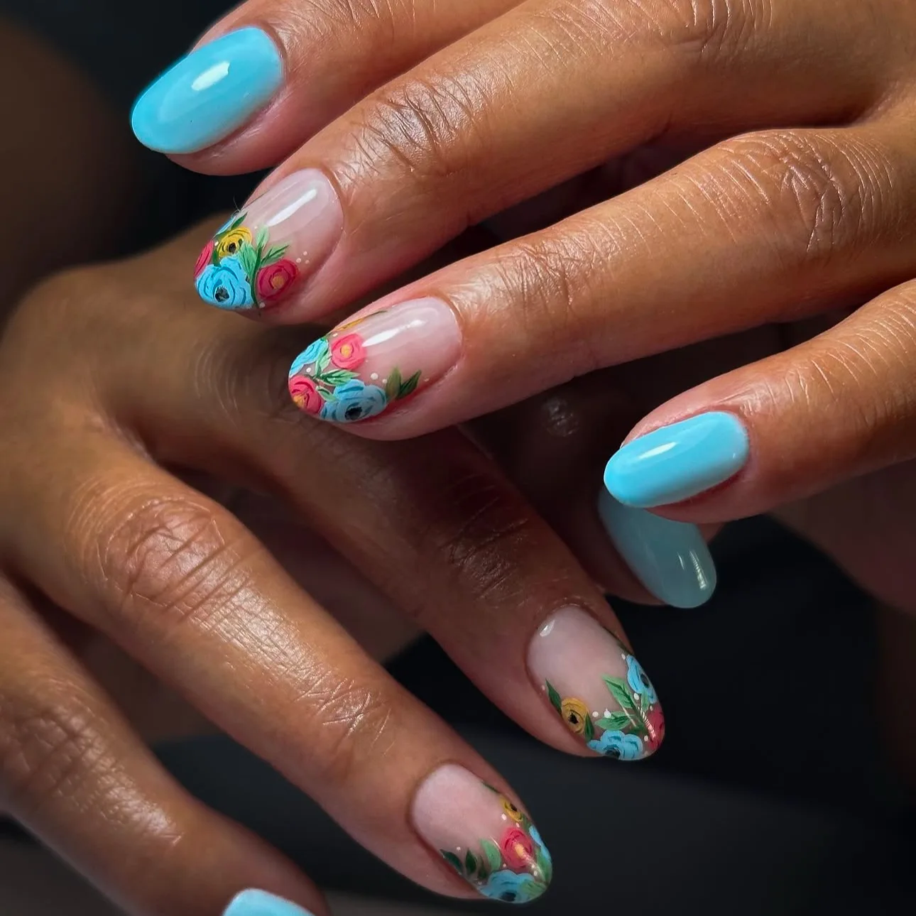 24Pcs 요정 흰 꽃 가짜 손톱 손톱에 핑크 프랑스어 팁 프레스 여자를위한 짧은 사각형 착용 가능한 거짓 손톱 여자 DIY 매니큐어