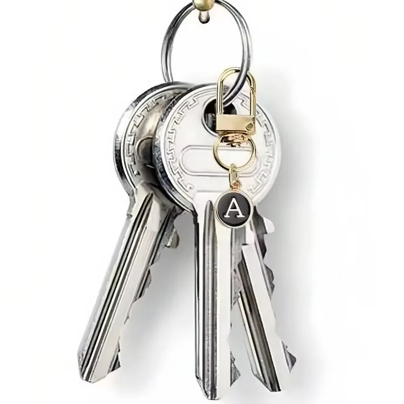 A-Z 편지 키 체인 이름 알파벳 열쇠 고리 금속 홀더 액세서리 열쇠 고리 여성 자동차 반지 펜던트 가방 매력 보석 Llaveros