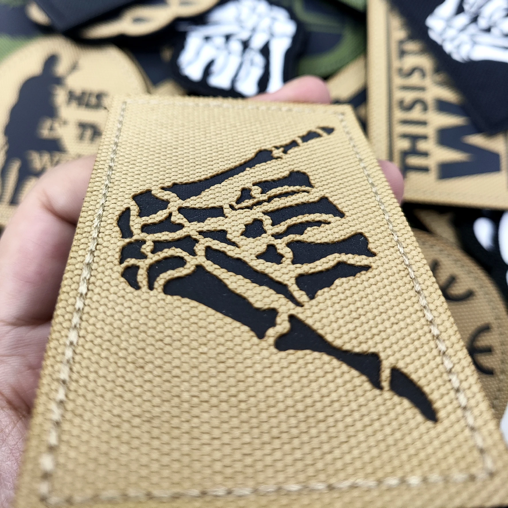 이것이 WAY 풀 헬멧 자수 완장 배지 군용 줄무늬 패스너 후크 및 루프 패치입니다.