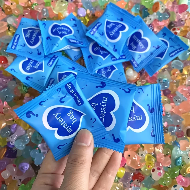 60pcs 어둠 속에서 빛나는 미니 수지 동물 및 버섯 블라인드 가방 요정 정원 장식 마이크로 풍경 생일 선물 서프라이즈