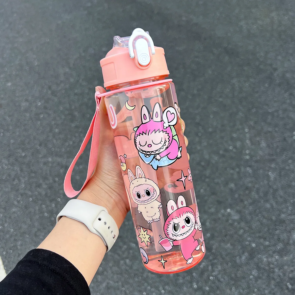 700ml Lau Mug Kawaii (휴대용 스트랩이있는 누출 방지 플라스틱 빨대) 휴대용 야외 머그잔 학생을위한 어린이 날 선물 title=700ml Lau Mug Kawaii (휴대용 스트랩이있는 누출 방지 플라스틱 빨대) 휴대용 야외 머그잔 학생을위한 어린이 날 선물 