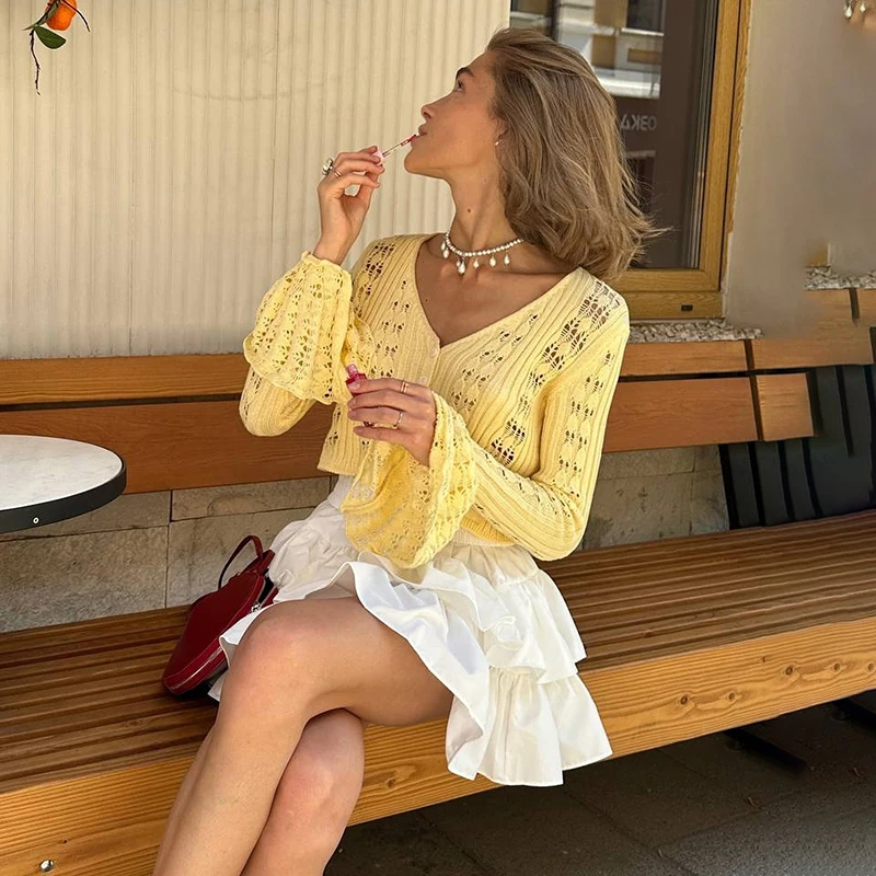 TARUXY 중공 니트 카디건 여성 솔리드 긴 소매 V 넥 짧은 스웨터 탑 여름 2025 새로운 여성 크로 셰 뜨개질 캐주얼 아웃웨어