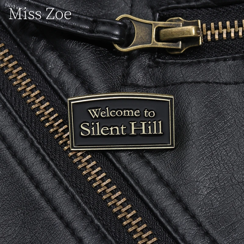 Silent Hill 에나멜 핀 공포 게임에 오신 것을 환영합니다 멋진 애니메이션 브로치 옷깃 배지 영감을받은 보석 선물 팬 플레이어 친구 title=Silent Hill 에나멜 핀 공포 게임에 오신 것을 환영합니다 멋진 애니메이션 브로치 옷깃 배지 영감을받은 보석 선물 팬 플레이어 친구 