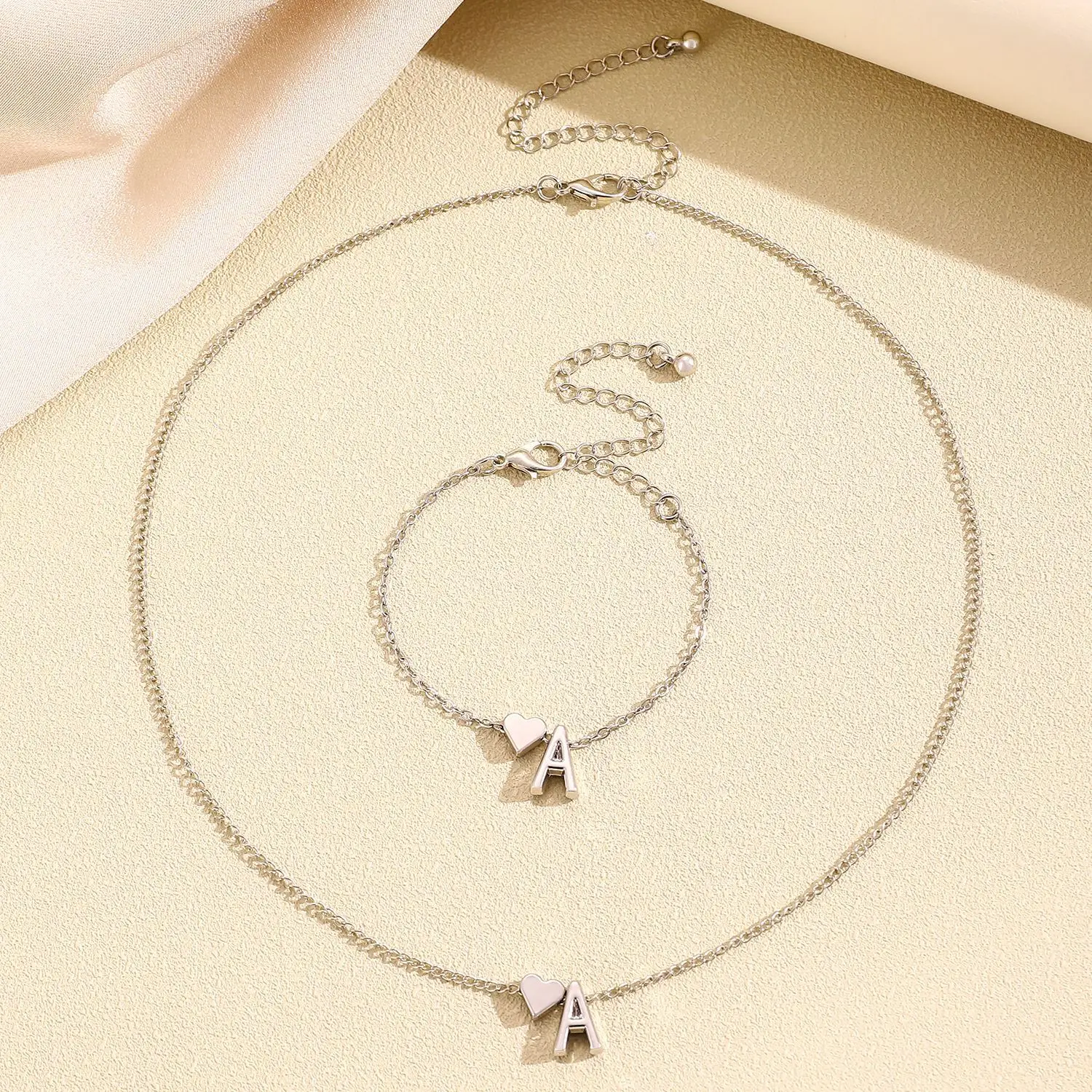 LATS 패션 작은 심장 우아한 목걸이 골드 실버 색상 26 문자 이름 초커 여성 펜던트 팔찌 쥬얼리 선물