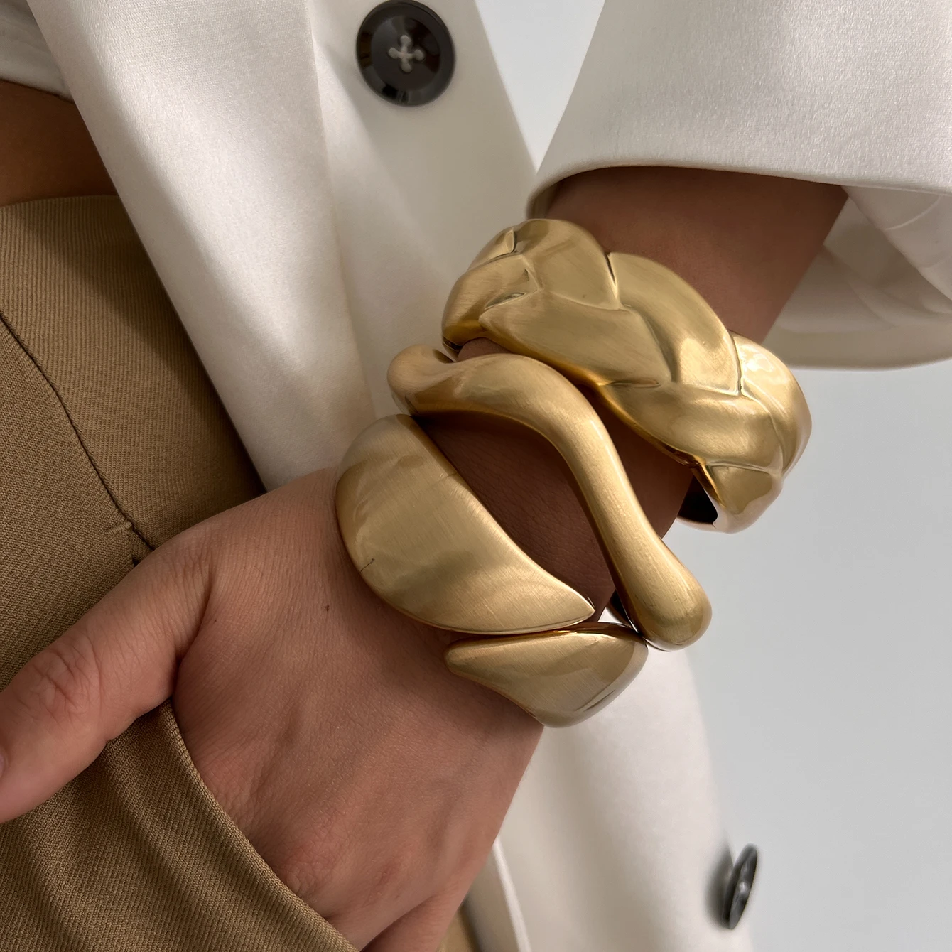 SHIXIN 남성용 빈티지 디자인 매트 골드 컬러 금속 오픈 용수철 뱅글, 불규칙한 기하학 웨이브 물방울 와이드 커프 팔찌 title=SHIXIN 남성용 빈티지 디자인 매트 골드 컬러 금속 오픈 용수철 뱅글, 불규칙한 기하학 웨이브 물방울 와이드 커프 팔찌 