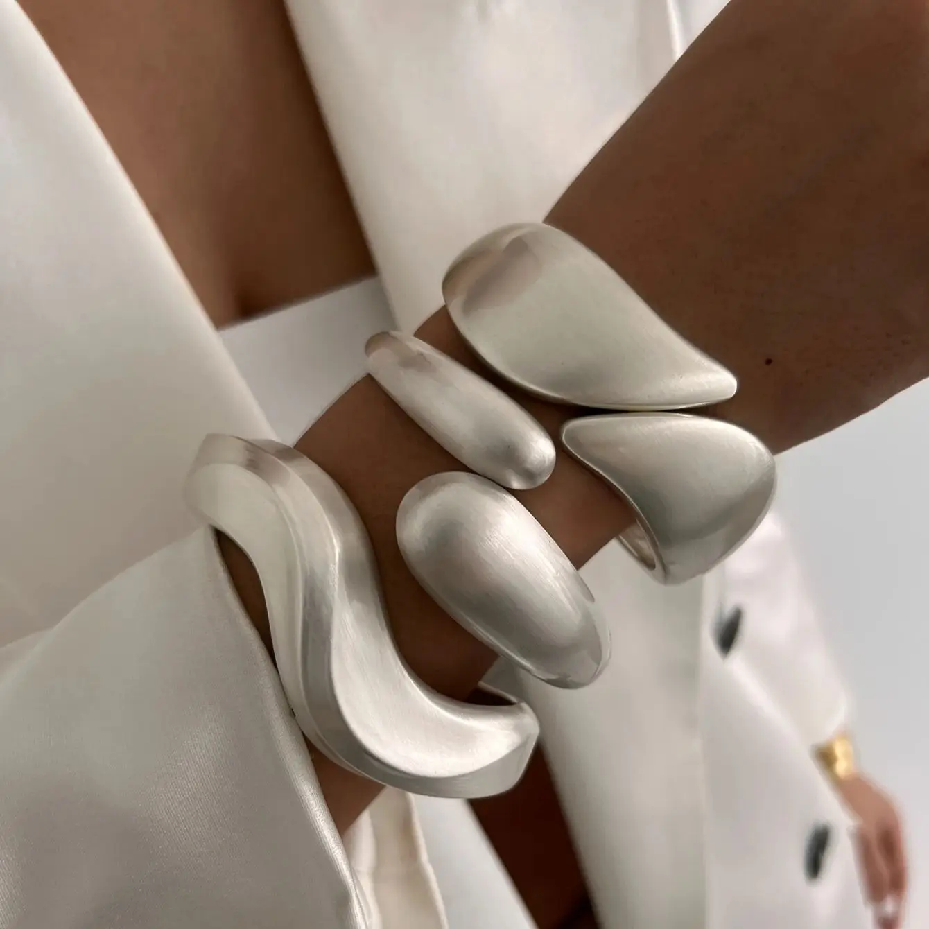 SHIXIN 남성용 빈티지 디자인 매트 골드 컬러 금속 오픈 용수철 뱅글, 불규칙한 기하학 웨이브 물방울 와이드 커프 팔찌