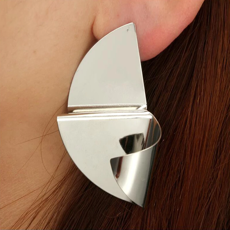 골드 컬러 금속 드롭 귀걸이 불규칙한 중공 하트 펜던트 귀걸이 여성을위한 트위스트 기하학적 성격 귀걸이