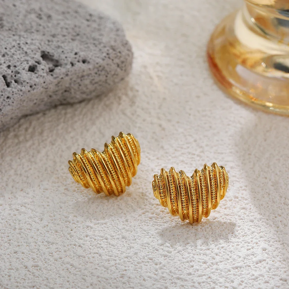 빈티지 메탈 스트라이프 텍스처 하트 스터드 귀걸이 (여성용) 18K 골드 도금 러브 하트 귀걸이 참 파티 쥬얼리 선물