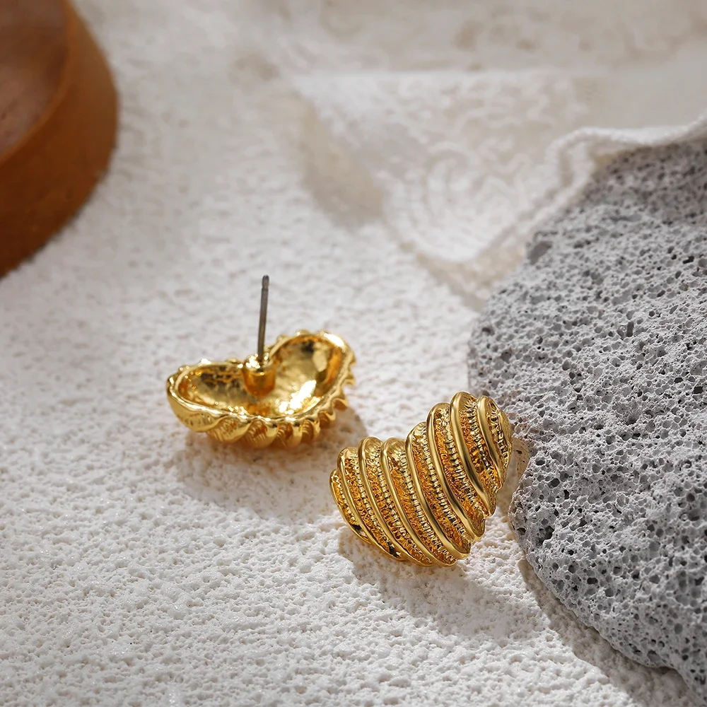 빈티지 메탈 스트라이프 텍스처 하트 스터드 귀걸이 (여성용) 18K 골드 도금 러브 하트 귀걸이 참 파티 쥬얼리 선물 title=빈티지 메탈 스트라이프 텍스처 하트 스터드 귀걸이 (여성용) 18K 골드 도금 러브 하트 귀걸이 참 파티 쥬얼리 선물 