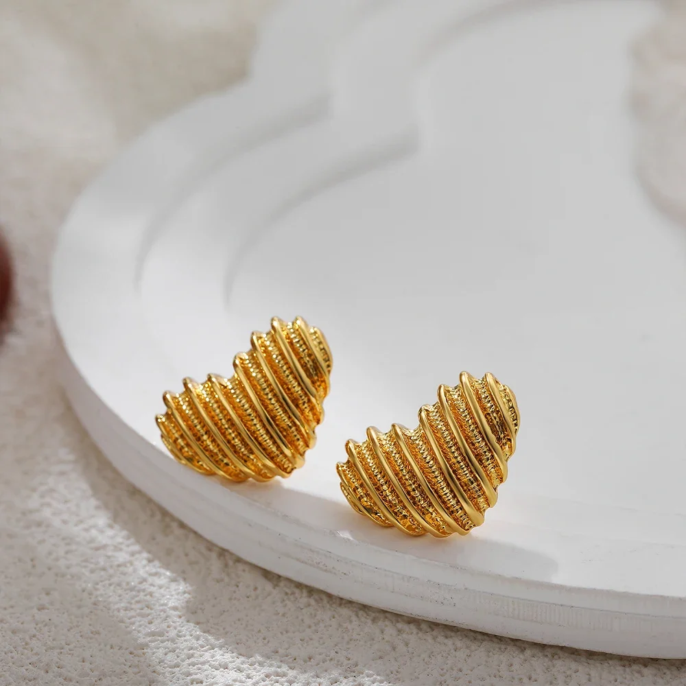 빈티지 메탈 스트라이프 텍스처 하트 스터드 귀걸이 (여성용) 18K 골드 도금 러브 하트 귀걸이 참 파티 쥬얼리 선물