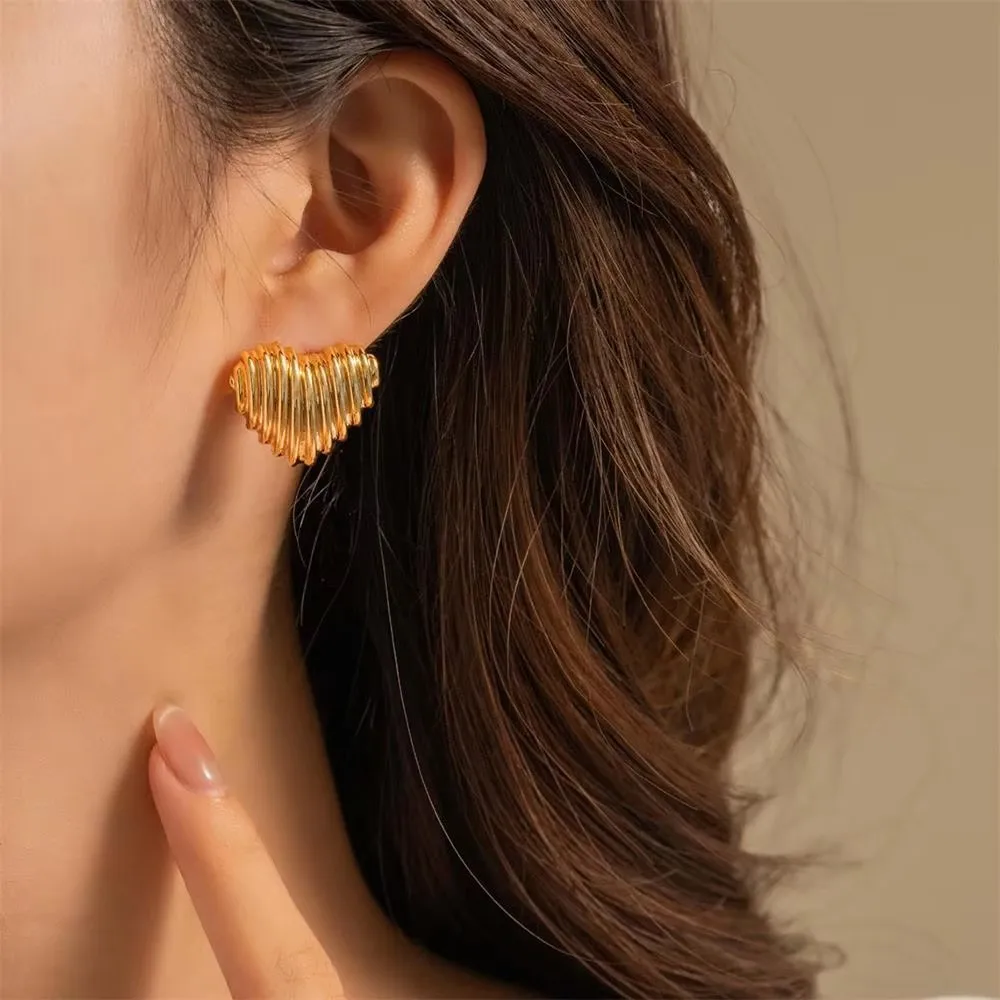 빈티지 메탈 스트라이프 텍스처 하트 스터드 귀걸이 (여성용) 18K 골드 도금 러브 하트 귀걸이 참 파티 쥬얼리 선물